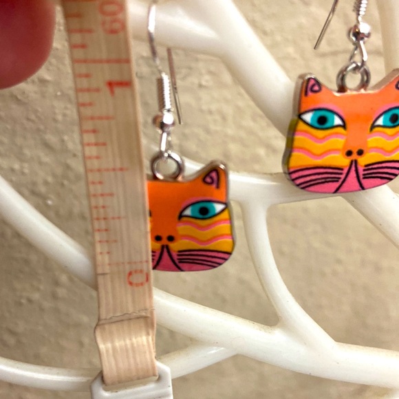 5/$10❤️❤️❤️NEW Enamel Tibetan Silver Cat Dangling Earrings by Alyce Rancour - Picture 4 of 4